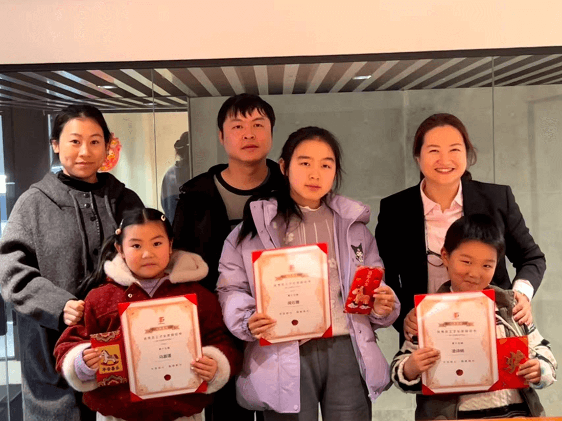 01 手をつないで夢を追いかける～第15回優秀社員児童賞