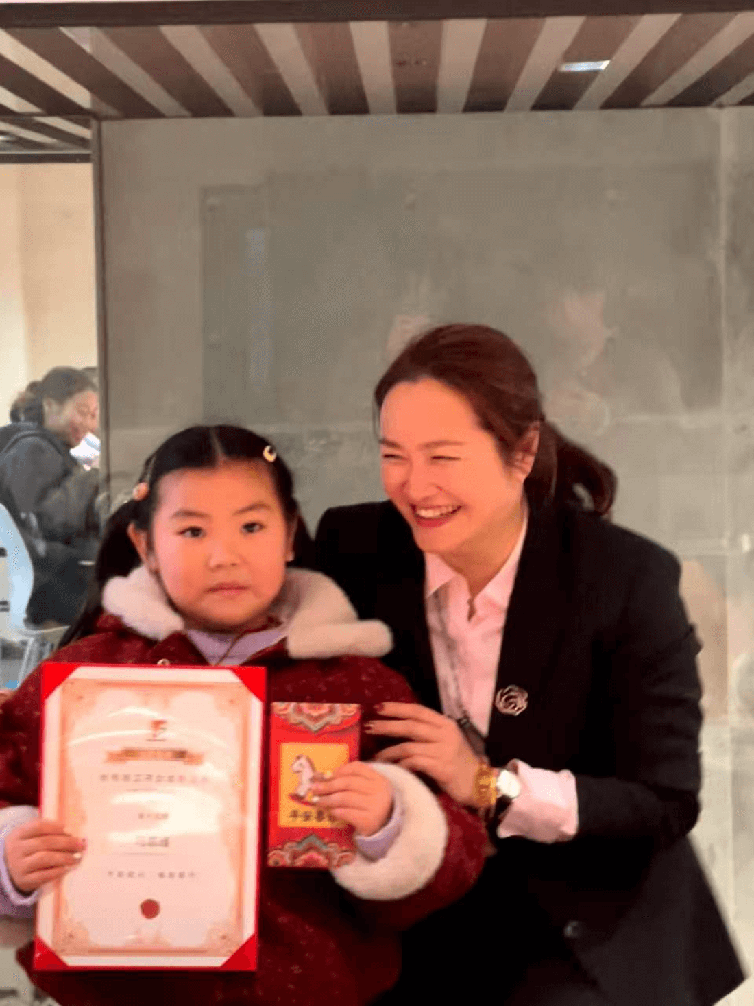 06 手をつないで夢を追いかける～第15回優秀社員児童賞